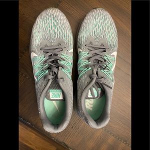 Nike Zoom Winflo 5 tennis shoes